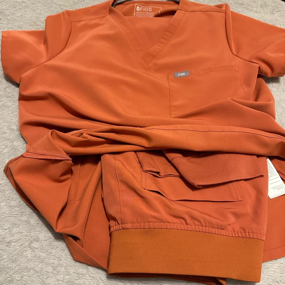 Women’s large figs scrub set.  Jogger pants. Both size large